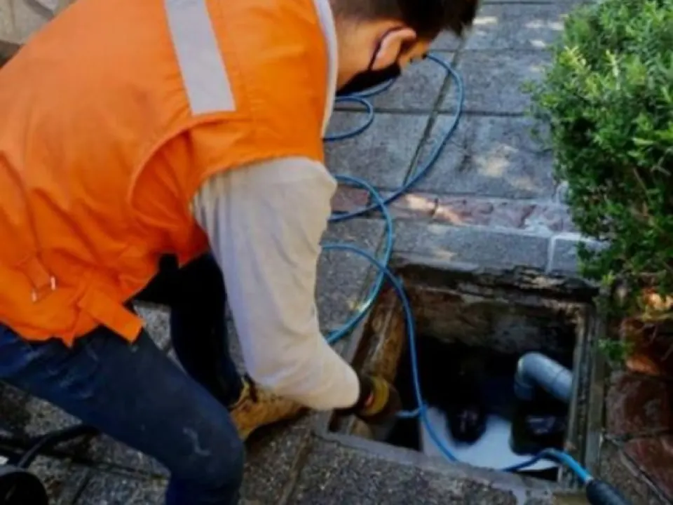Hidrojet trabajando en una cámara de alcantarillado