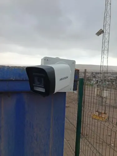 Cámara bala en una bodega mirando hacia el cerco