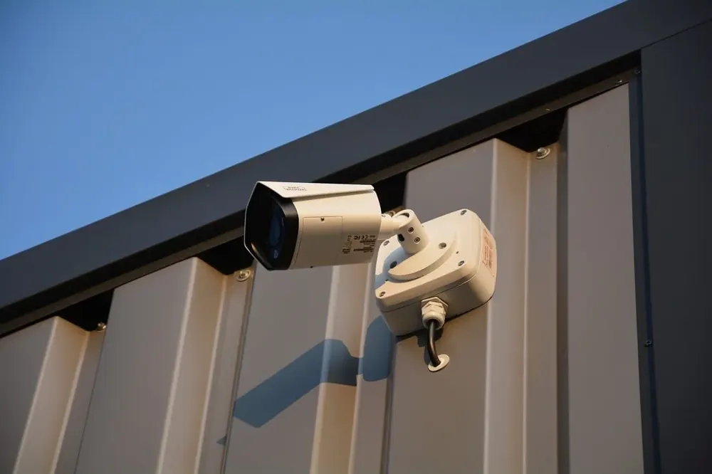 Cámara tipo bala instalada en un muro metálico