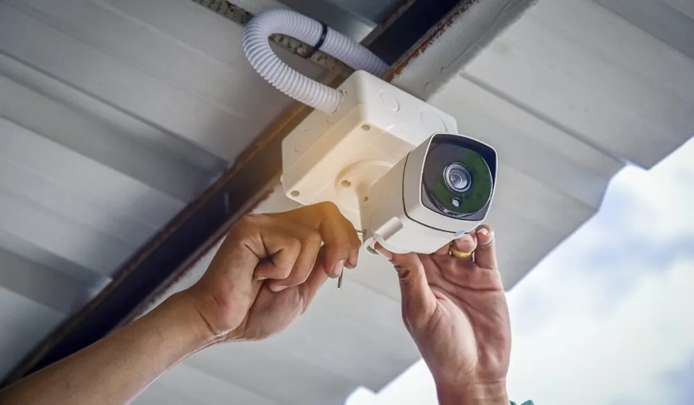 Instalación de una cámara bajo un alero
