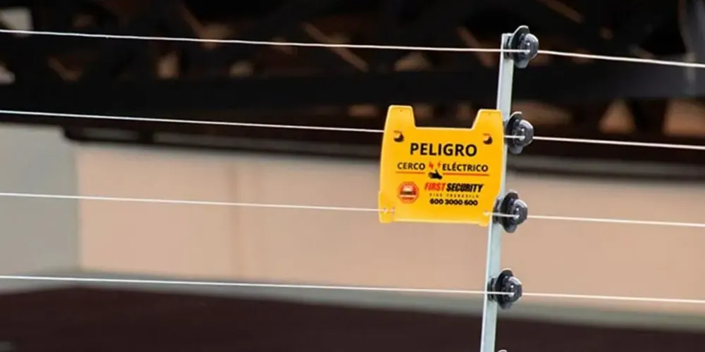 Cerco eléctrico con letrero de peligro