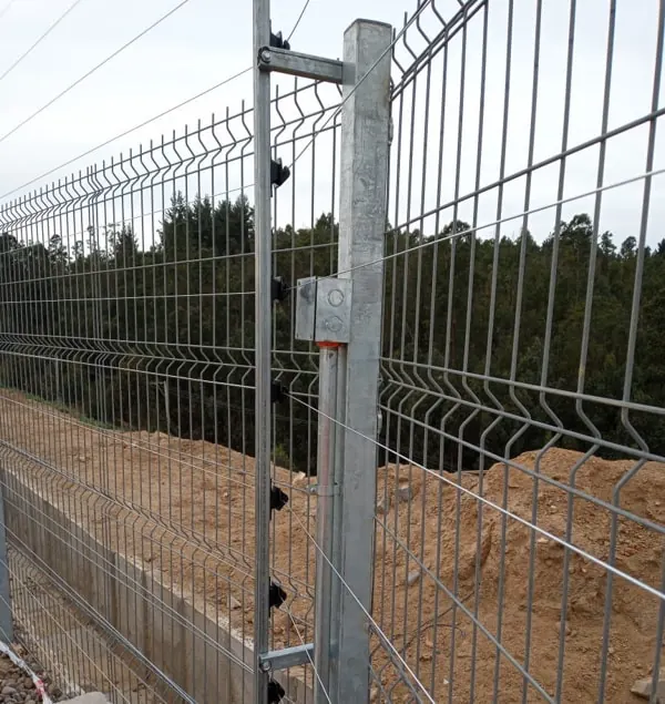 Cerco eléctrico adosado a una malla de rejas