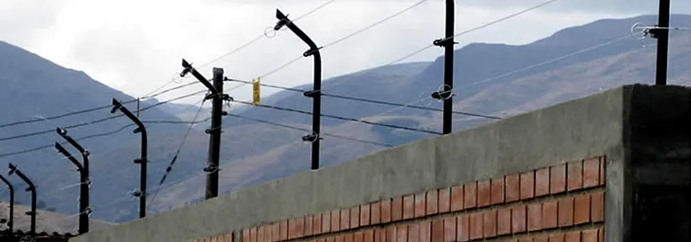 Cerco eléctrico sobre un muro de ladrillo