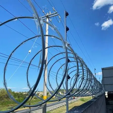 Concertina en un perímetro junto a una carretera