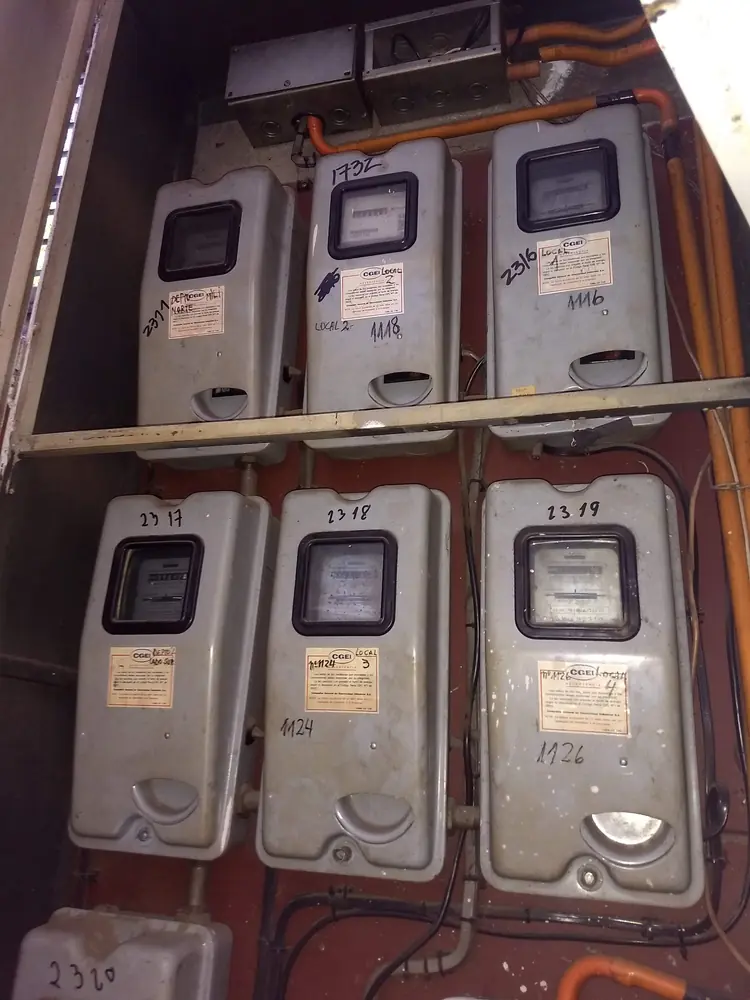 Batería de seis medidores en un edificio