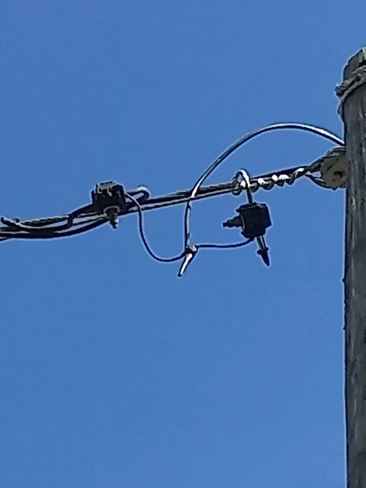 Conexión de la acometida a la red en lo alto de un poste