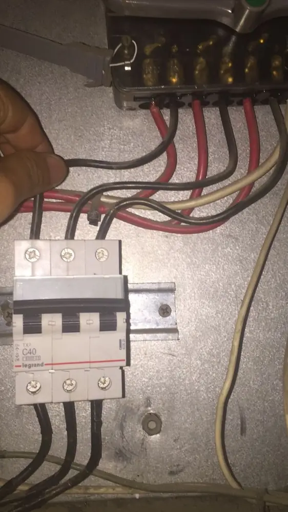 Conexión de los conductores en la bornera de un medidor trifásico