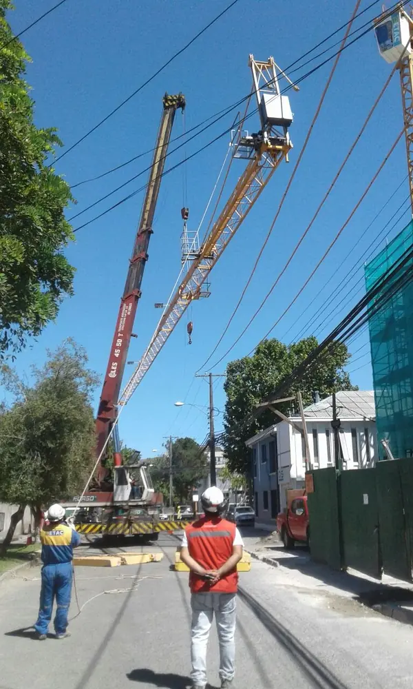 Instalación de un poste de empalme con grúa