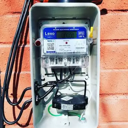 Medidor electrónico monofásico en su caja