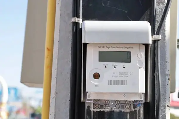 Medidor inteligente con pantalla digital en un poste