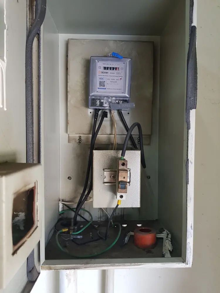 Medidor electrónico monofásico en un nicho con su protección