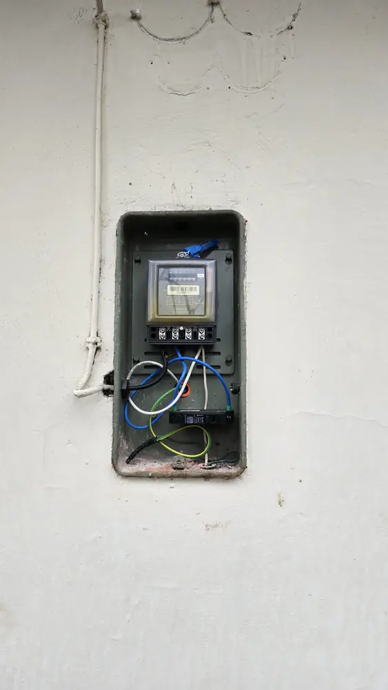 Nicho de medidor en un muro exterior recién terminado