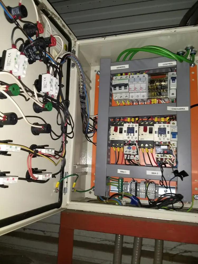 Tablero comercial de fuerza abierto con contactores y protecciones