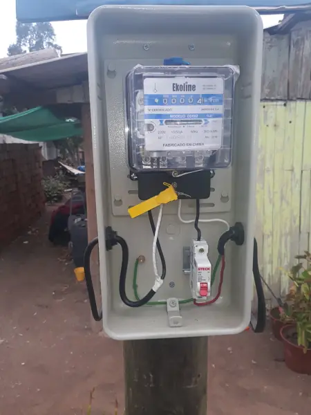 Caja de empalme monofásico con medidor instalada en un poste
