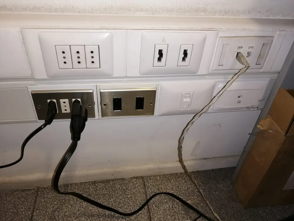 Enchufes y canaleta en una oficina