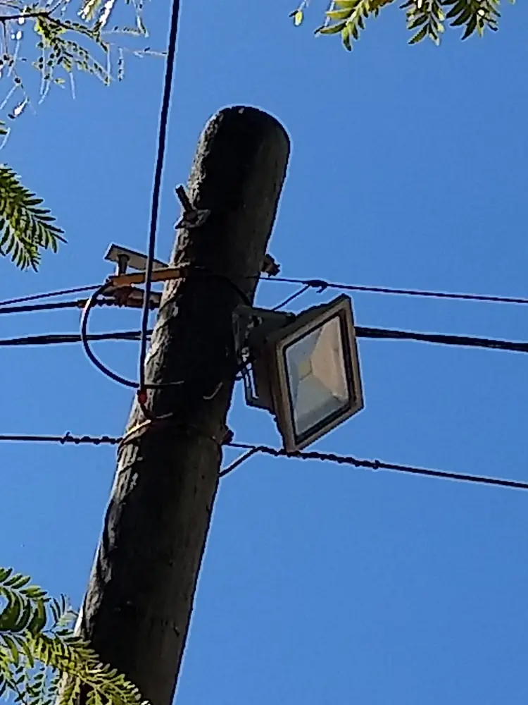 Foco reflector LED instalado en lo alto de un poste