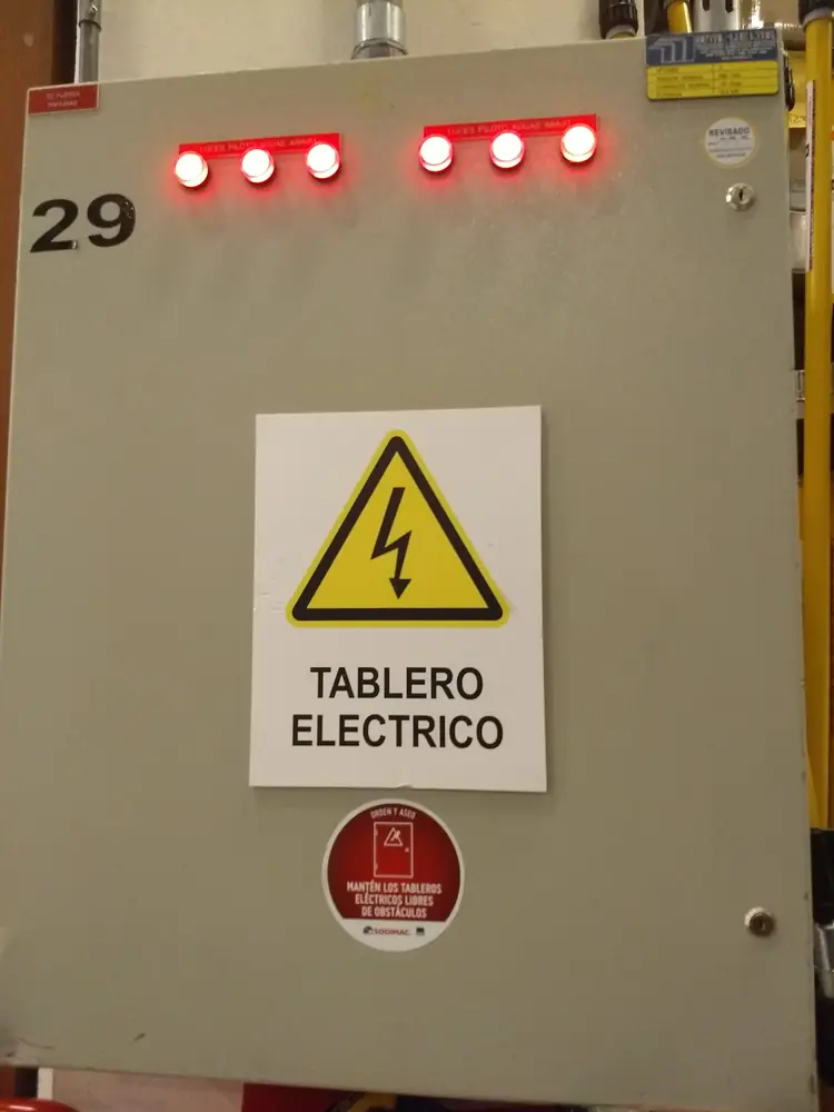 Tablero eléctrico con señalética