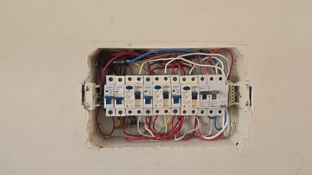 Tablero eléctrico embutido con los circuitos ordenados