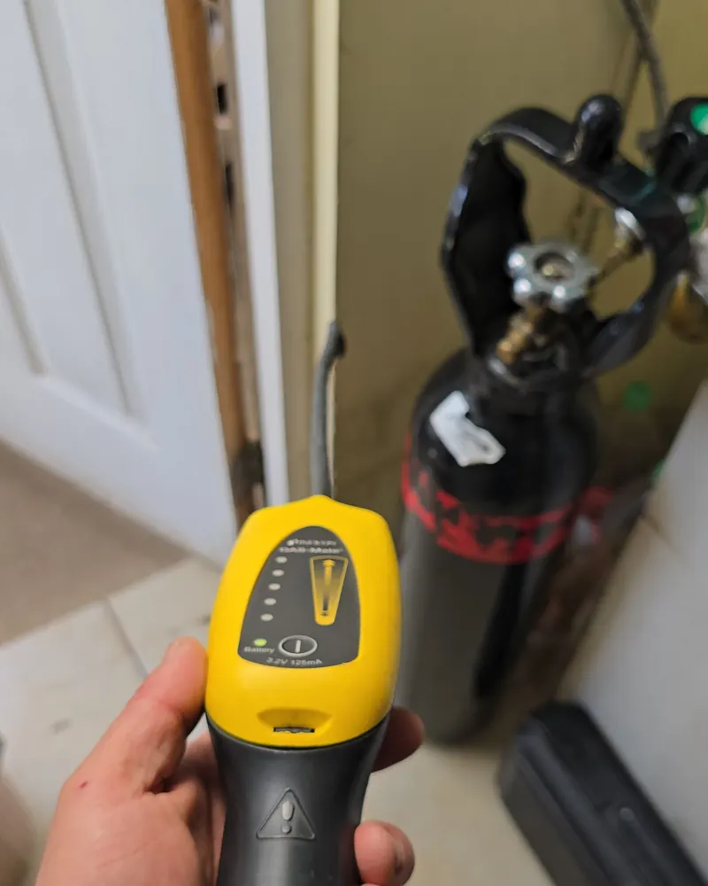 Detector de gas trazador en un baño con el cilindro al fondo