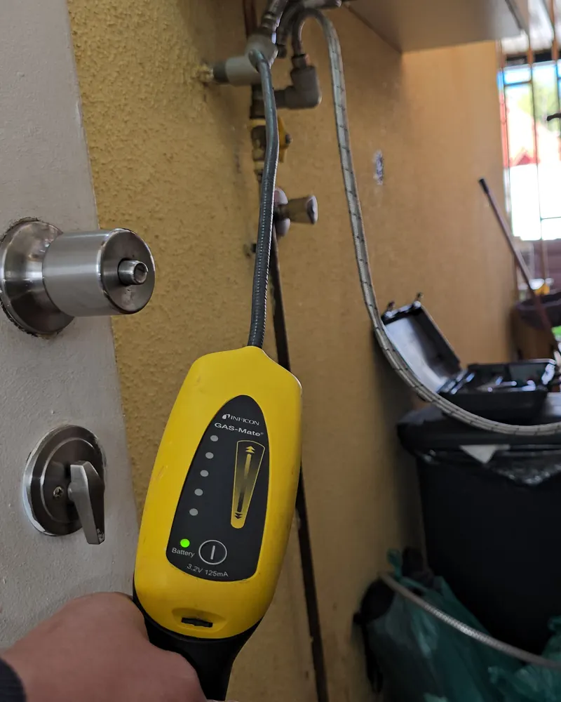 Detector de gas trazador junto a la puerta de una logia