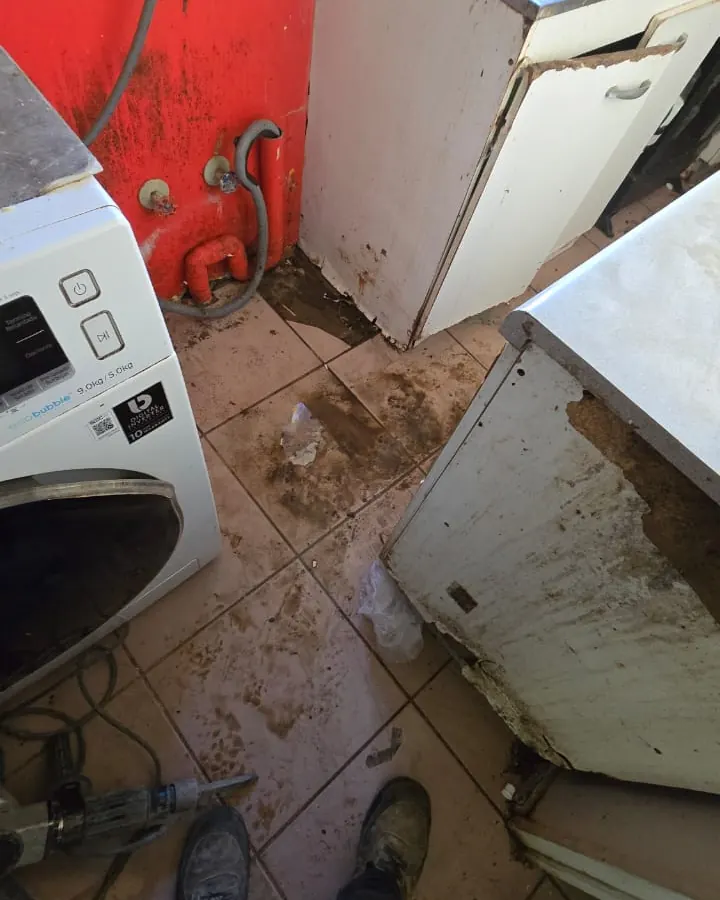 Piso de logia mojado por una fuga
