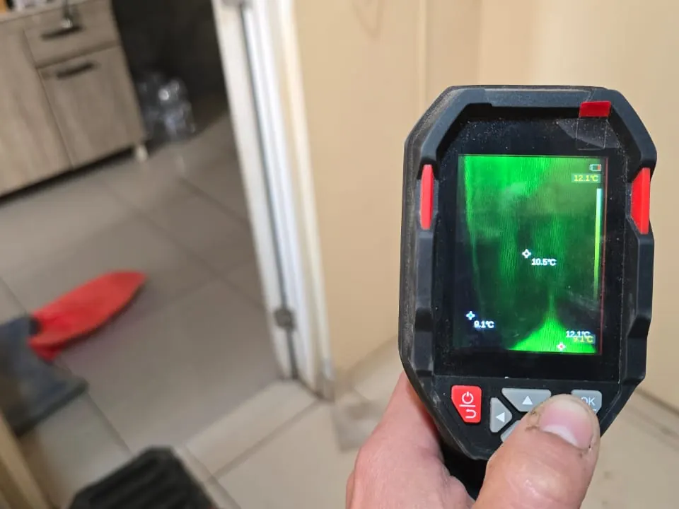 Pantalla de cámara termográfica mostrando una fuga