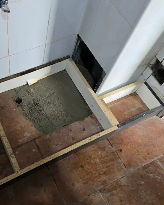 Moldaje de madera con radier nuevo en el piso de una cocina