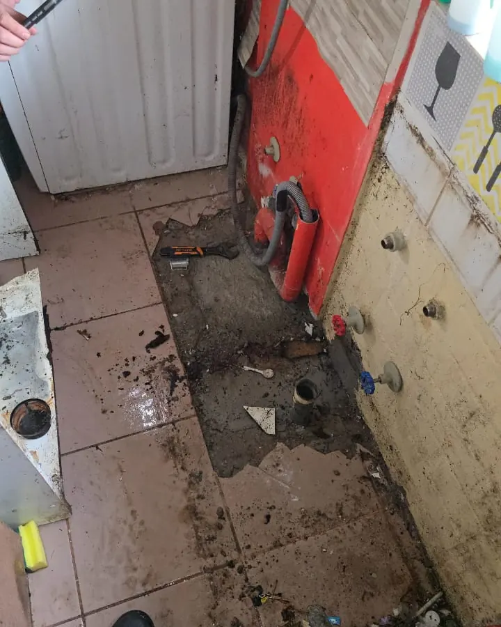 Piso de la logia abierto en un sector junto al muro