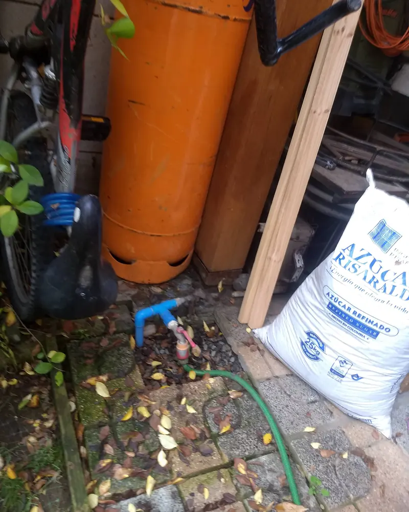 Dos cilindros de gas de 45 kilos anaranjados conectados a la red en un patio