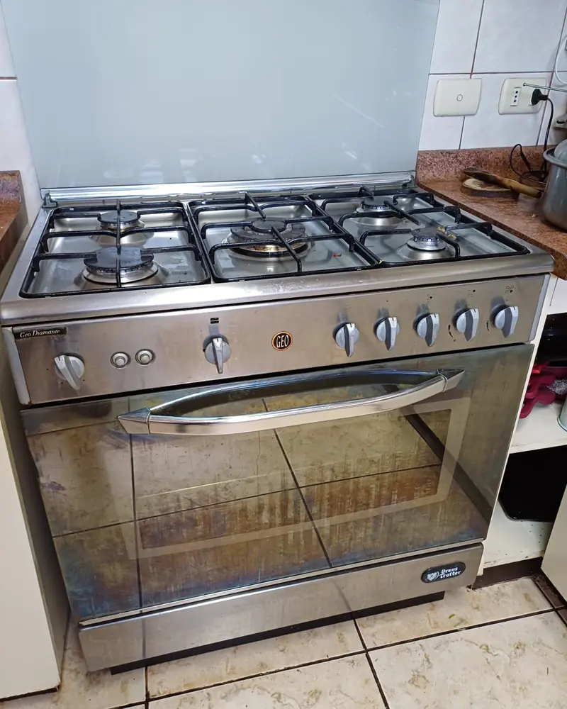 Cocina a gas grande de cinco quemadores con horno