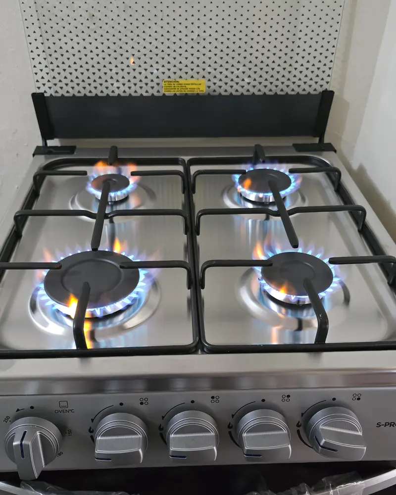 Cocina a gas con llamas azules
