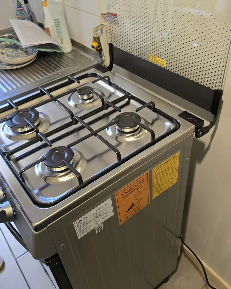 Cocina a gas nueva instalada en una cocina con cerámica