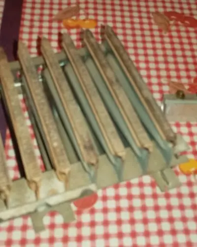 Quemador de calefont desmontado sobre un mantel