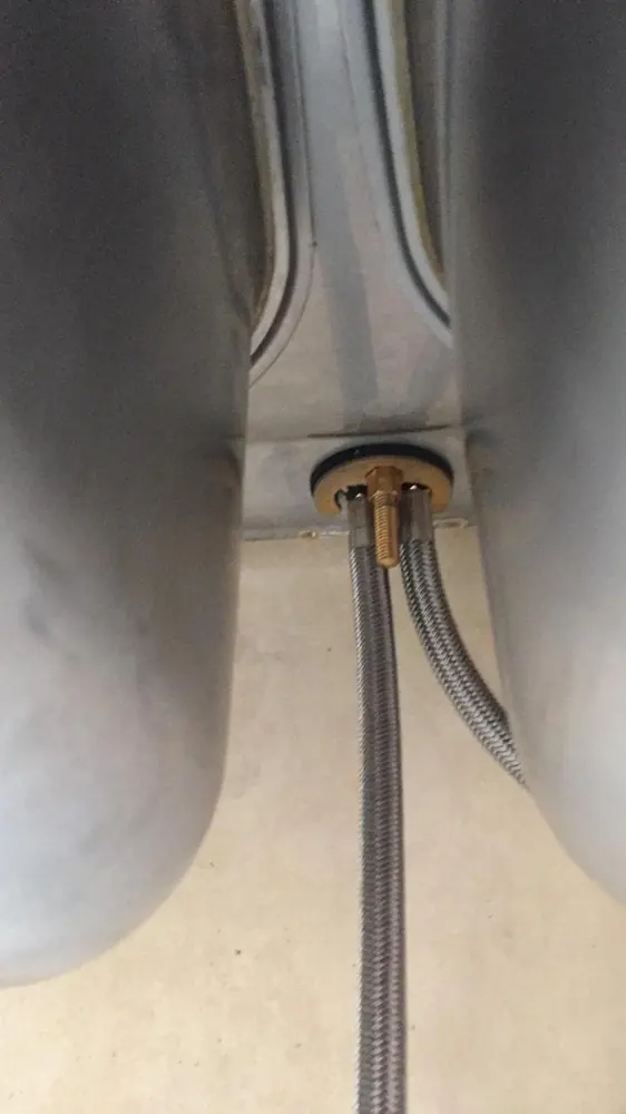 Flexible metálico nuevo bajo un lavamanos