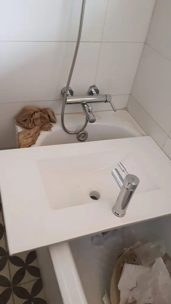 Lavamanos de vanitorio con su grifería instalada