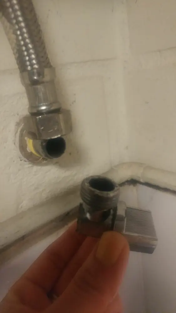 Llave angular desmontada mostrando su hilo
