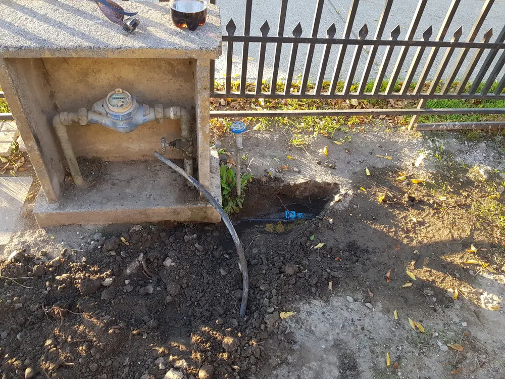 Nicho de medidor de agua con cañería nueva
