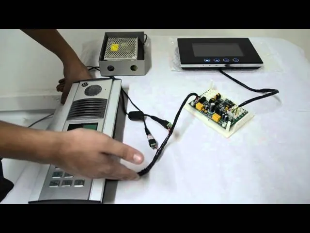 Placa de citofonía de edificio conectada a un monitor durante la prueba