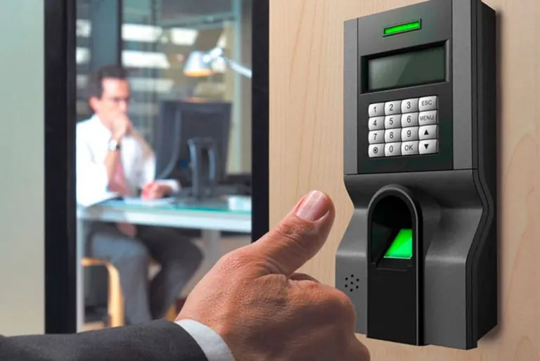 Control de acceso con huella en la puerta de una oficina