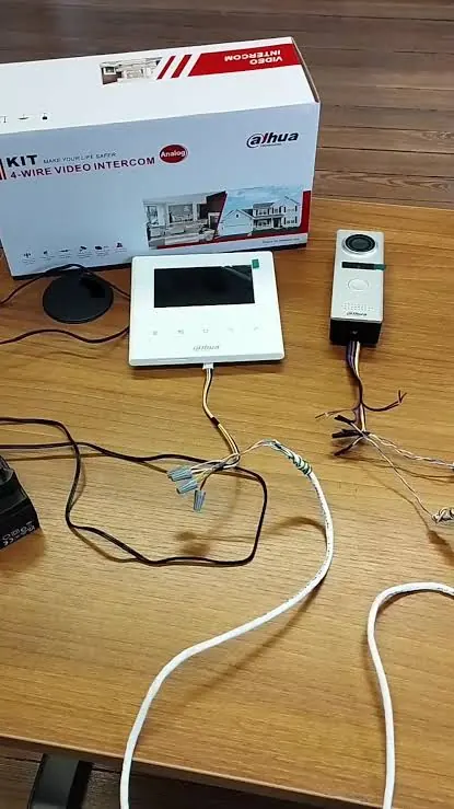 Kit de videoportero conectado sobre una mesa para probarlo