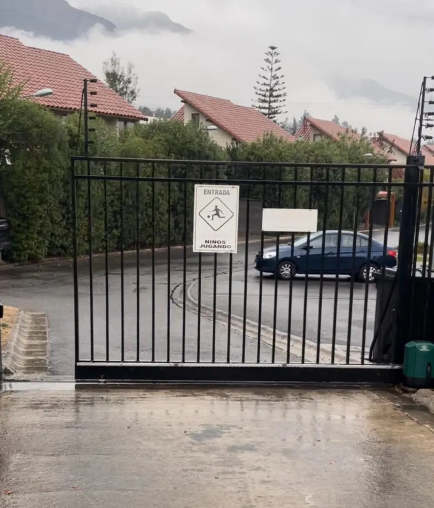 Portón de corredera en la entrada de un condominio