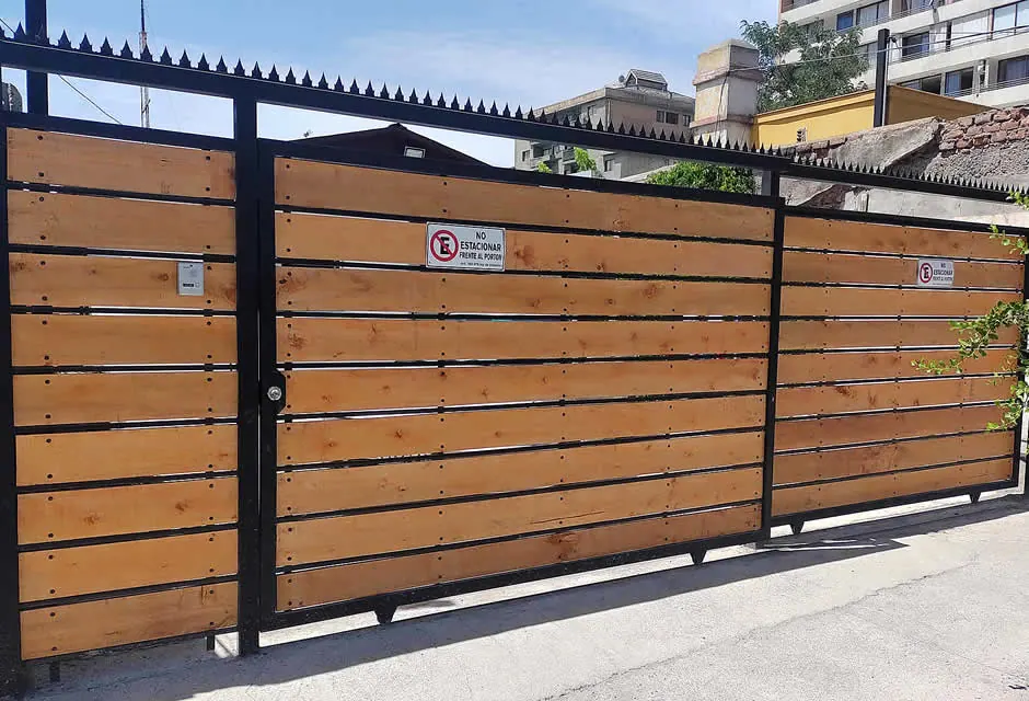Portón de corredera de madera en la entrada de un condominio
