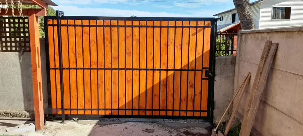 Portón de corredera con listones de madera antes de motorizar