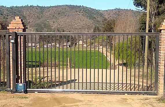 Portón de corredera de reja en una parcela