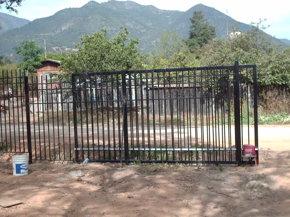 Portón de reja en una parcela durante la instalación del motor