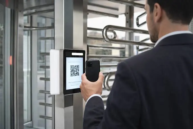 Persona pasando por un torniquete con código QR