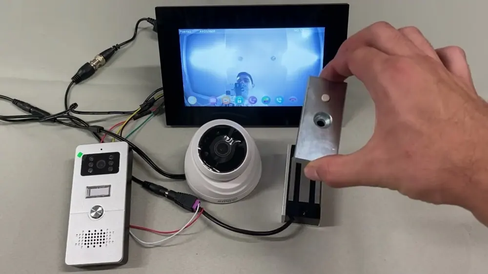Videoportero con cámara adicional y cerradura conectados para prueba