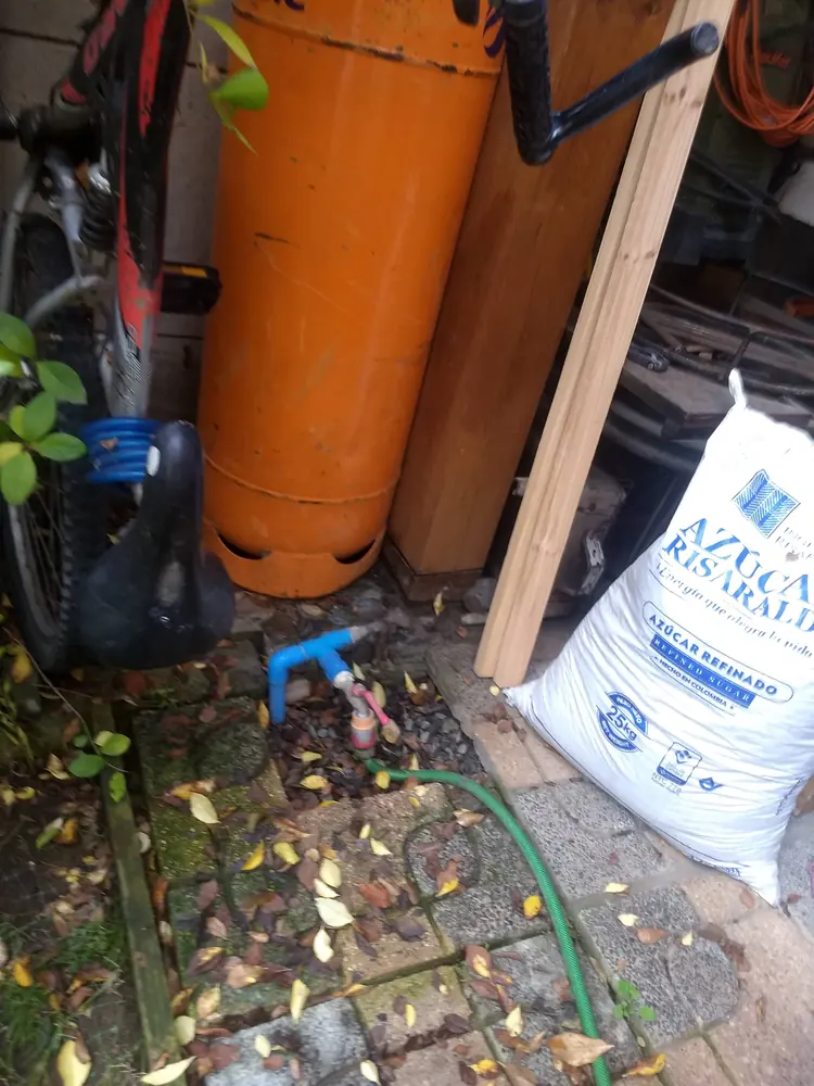 Cilindros de gas de 45 kg en un patio junto a la red