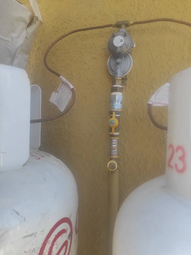 Regulador de gas entre dos cilindros con sus flexibles