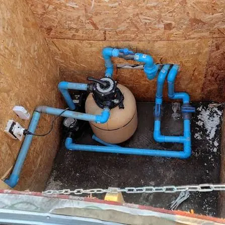 Caseta de madera con filtro, bomba y cañerías azules de piscina